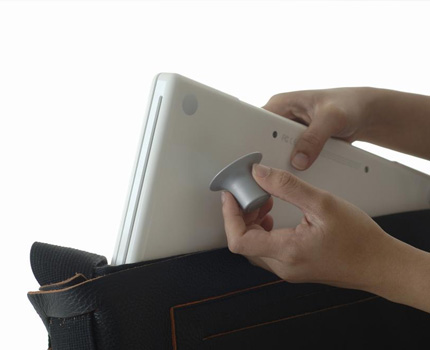 ästs enkelt på undersidan av din laptop