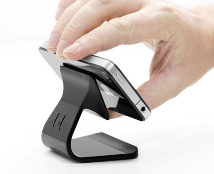 Lätt att ta av mobilen från stället